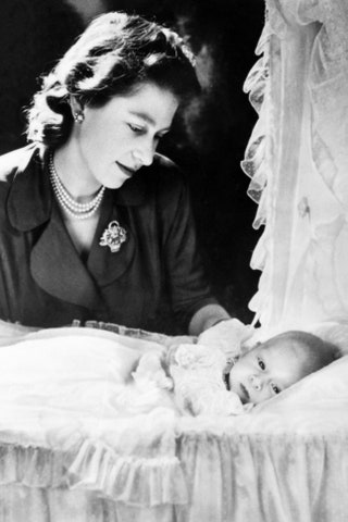 Принцесса Елизавета сnbspсыном принцем Чарльзом вnbspБукингемском дворце 1948.