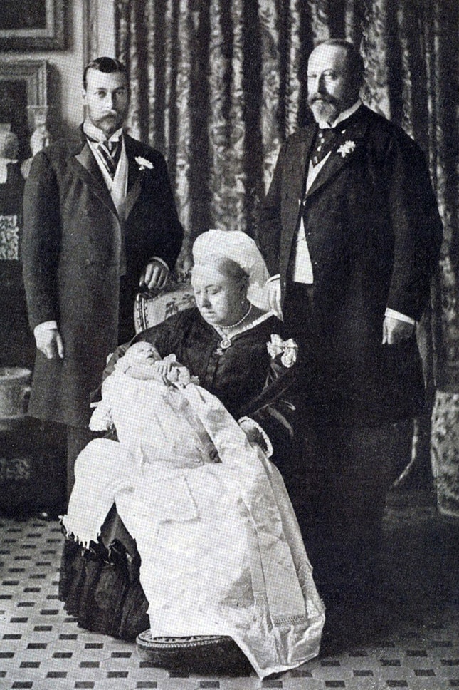 Королева Виктория с новорожденным правнуком Эдуардом VIII внуком Георгом V и сыном Эдуардом VII 1894