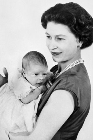 Королева Елизавета II сnbspсыном принцем Эндрю вnbspБукингемском дворце 1960.