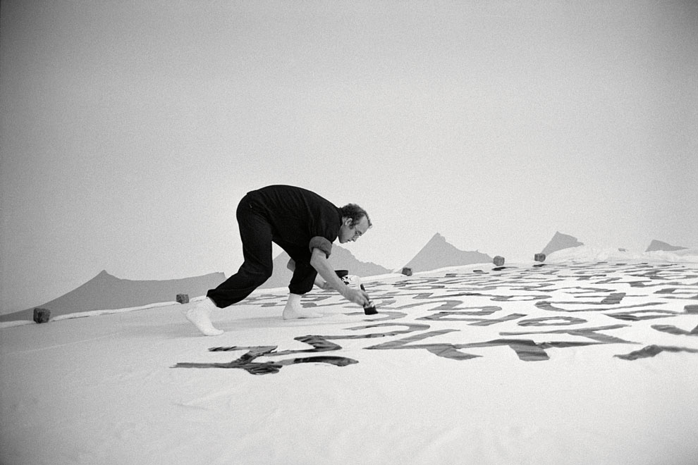 Кит Харинг расписывает юбку диаметром 30 метров для Грейс Джонс Париж 1986