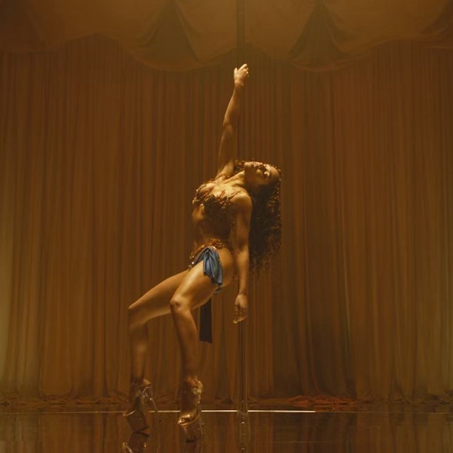 Как FKA Twigs танцует на шесте