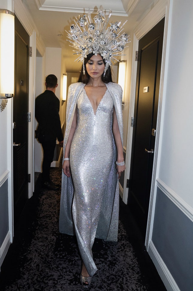 Met Gala 2019 актриса Джемма Чан о короне и платье Tom Ford