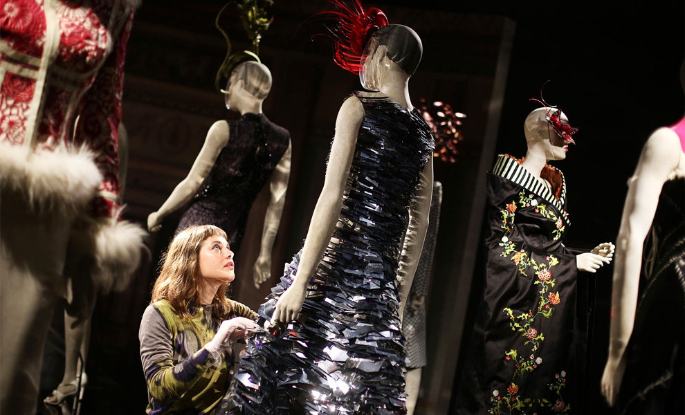 Шона Маршалл во время подготовки выставки Isabella Blow Fashion Galore в Сомерсетхаусе. Фото Peter Macdiarmid