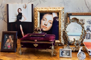 На барочном комоде XIX векаnbsp— викторианская бархатная шкатулка французское бронзовое настольное зеркало портрет...