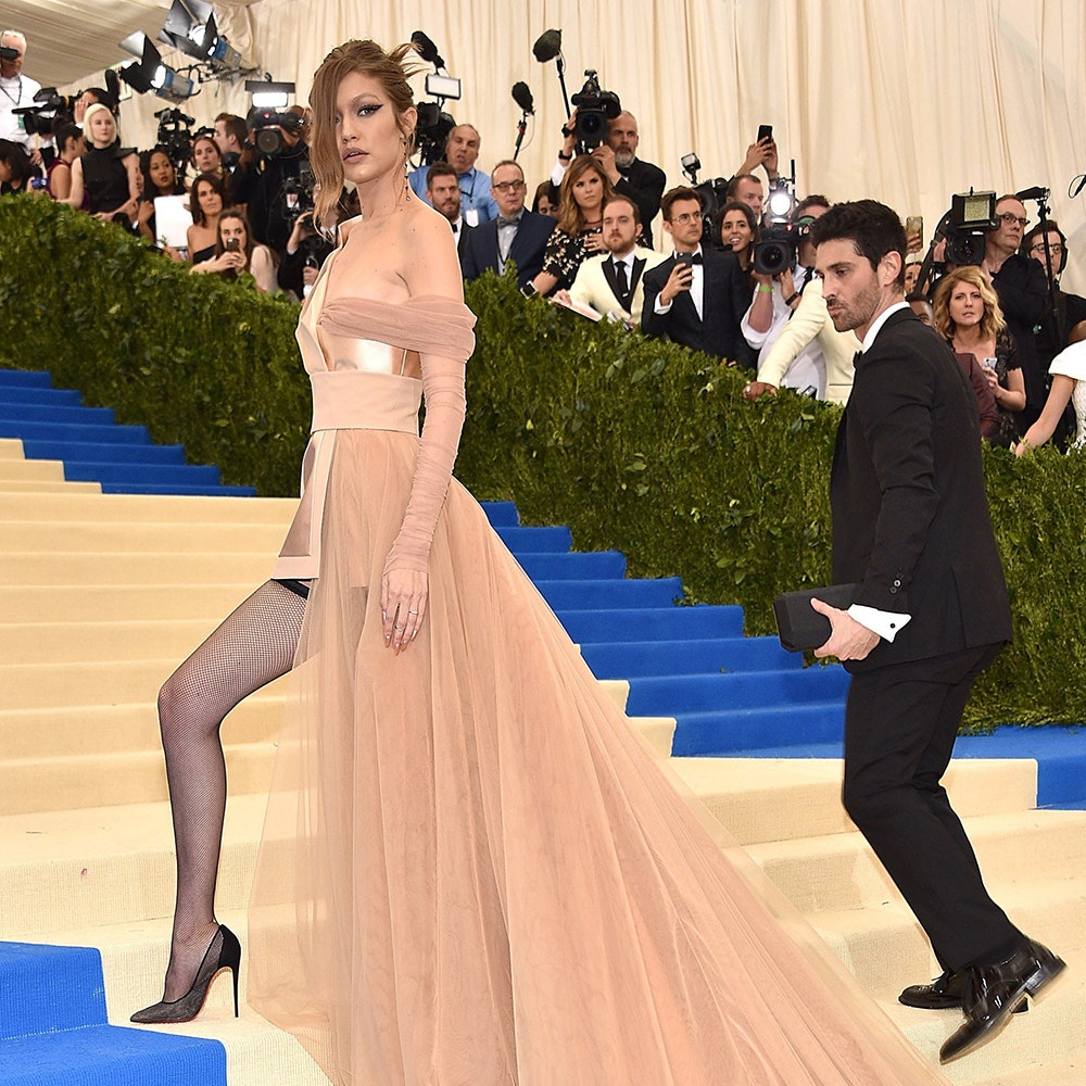 Самые эффектные платья со шлейфами за всю историю Met Gala