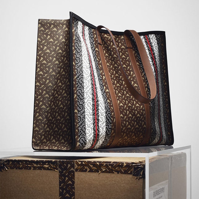Burberry выпустили коллекцию с монограммами Томаса Берберри