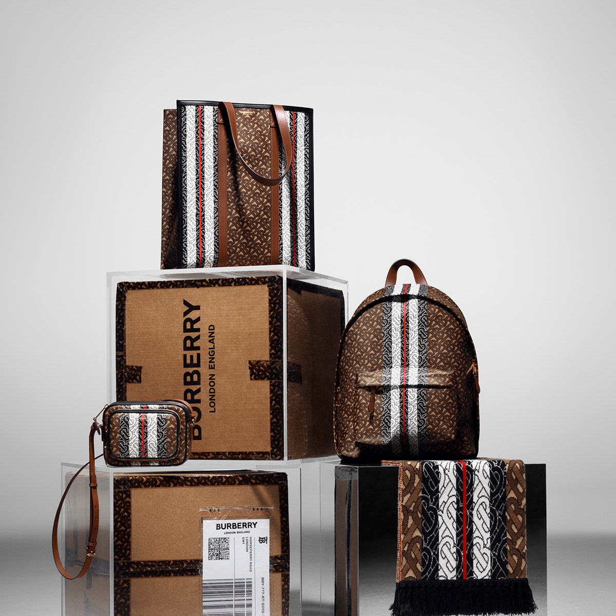 Burberry выпустили коллекцию с монограммами Томаса Берберри