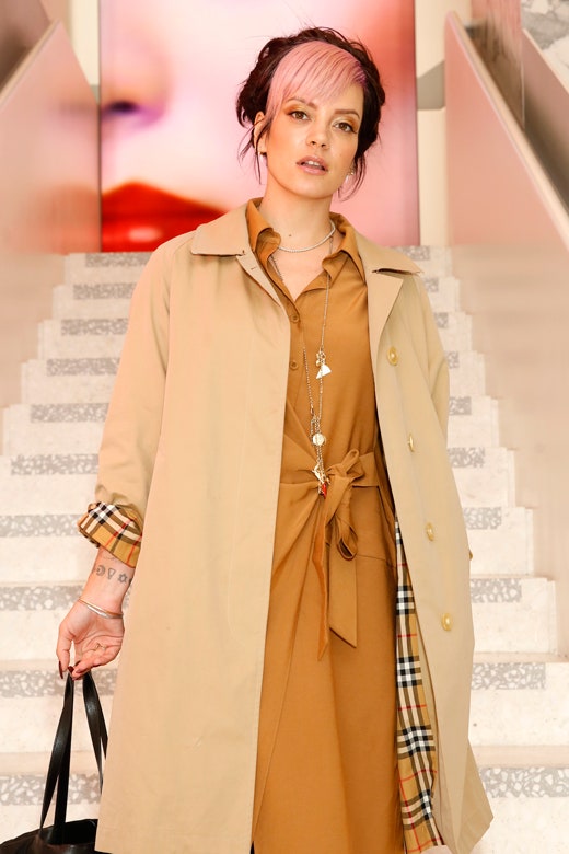 Лили Аллен фото певицы с розовой челкой и в плаще Burberry