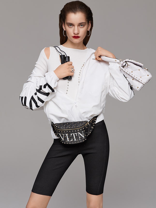 Жакет Calvin Klein Jeans топ Patrizia Pepe велосипедки «Невероятно» сумки Valentino серьги и кольцо Cartier