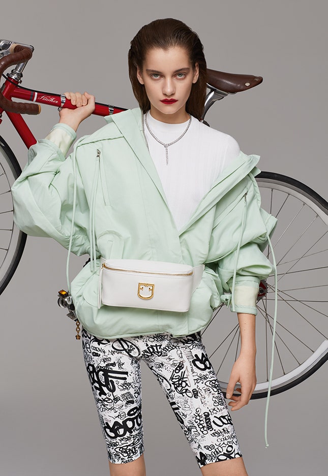 Жакет Valentin Yudashkin блузка Nude велосипедки OffWhite x «KM 20» сумка Furla колье Bvlgari