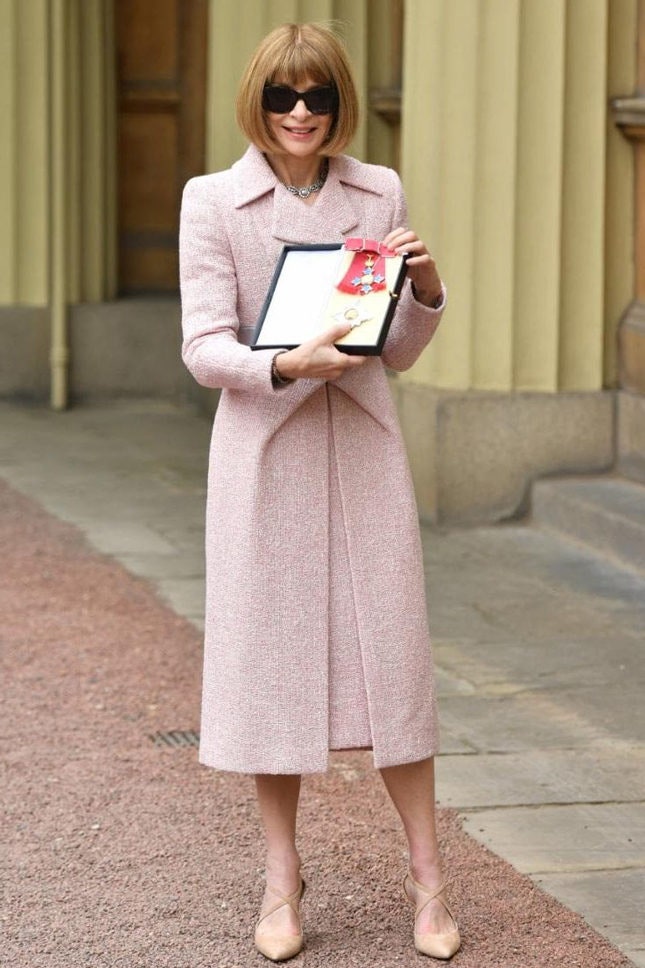Анна Винтур в Chanel на церемонии вручения награды «Дамакомандор Британской империи» в Букингемском дворце 2017