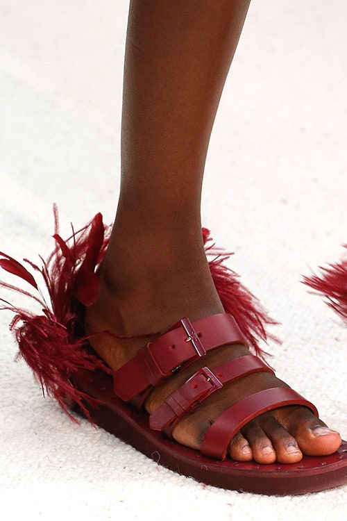 Обувь лета 2019  сандалии с перьями фото тренда