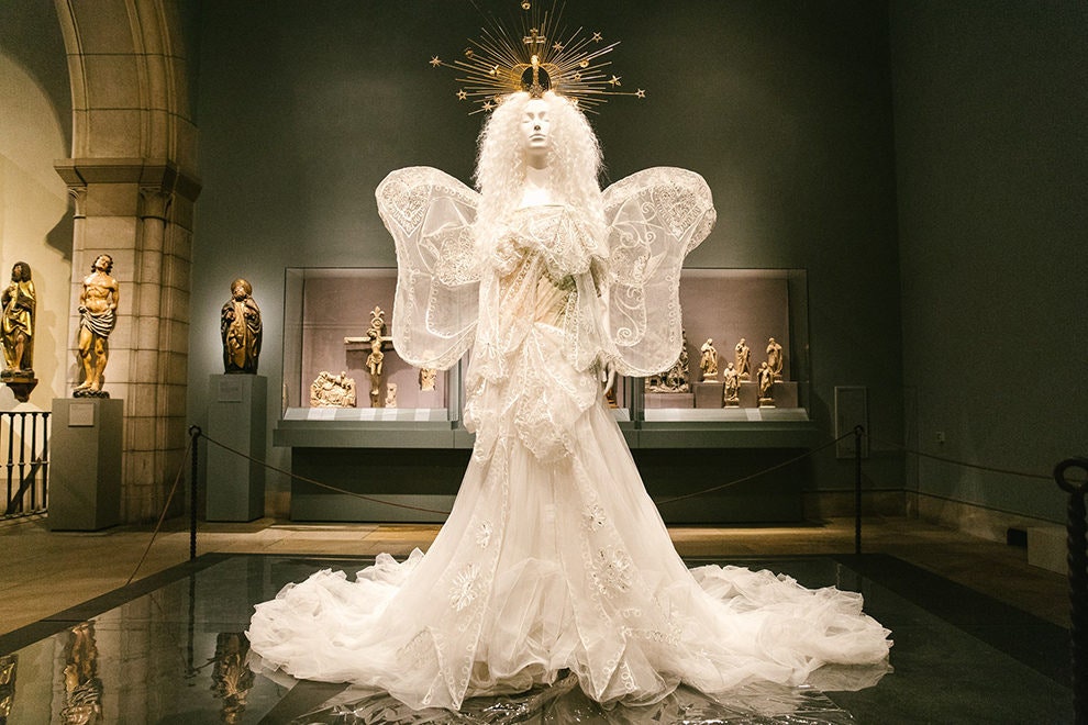 Вечерний ансамбль Джон Гальяно для Dior Couture осеньзима 2006 на выставке Heavenly Bodies Fashion and the Catholic...