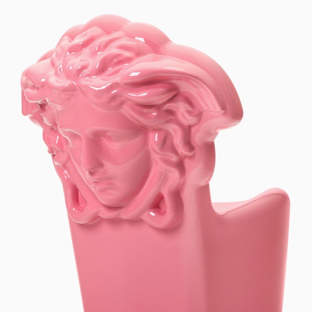 Versace выпустили кресла Pop Medusa сочных цветов