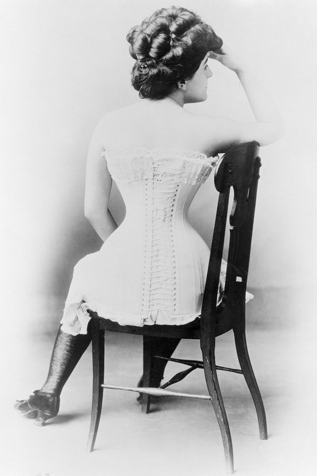 Девушка в викторианском корсете 1800