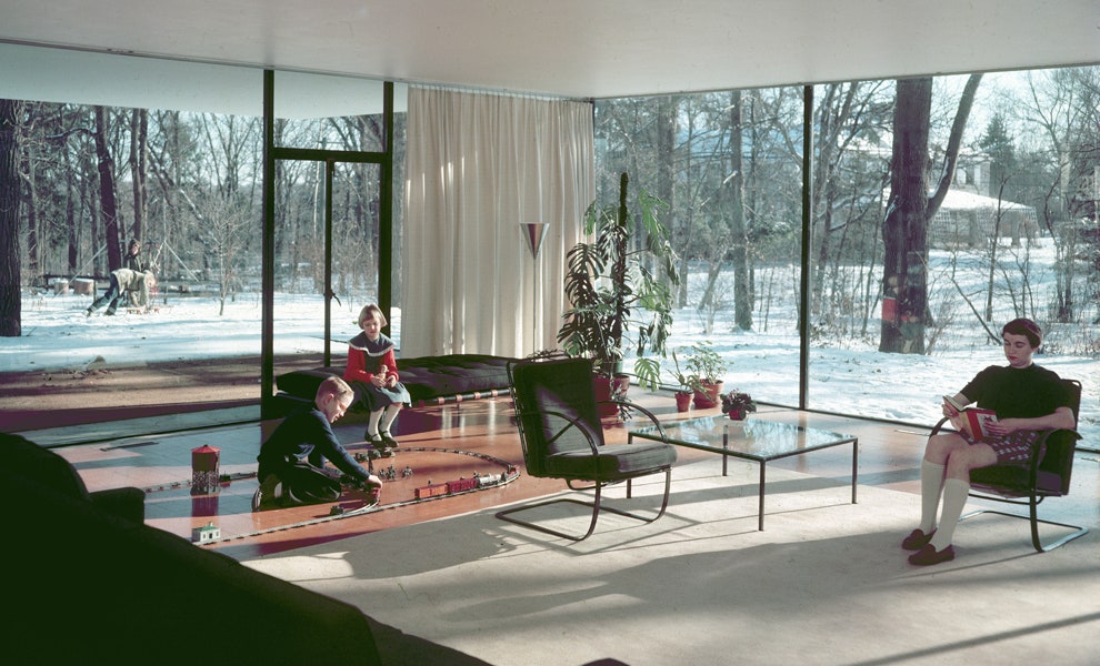 Гостиная в доме дизайна Людвига Мис ван дер Роэ в США 1956