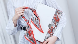 Новый креативный директор Eleganzza создал «тропические» сумки на весну и лето