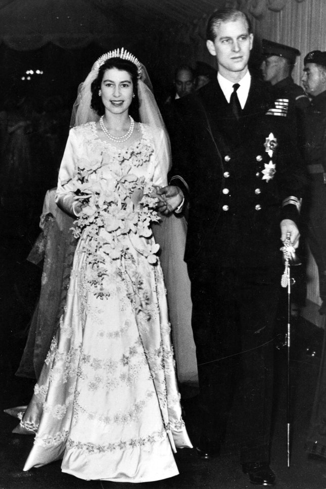 Королева Елизавета II в тиаре «Челка» и Филипп герцог Эдинбургский на свадьбе в Лондоне 1947
