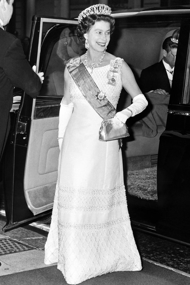 Королева Елизавета во Владимирской тиаре в Лондоне 1972
