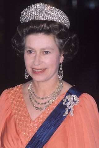 В тиаре королевы Александры бриллиантовых серьгах иnbspколье иnbspс брошью «Любовный узелок» вnbspФинляндии 1976.