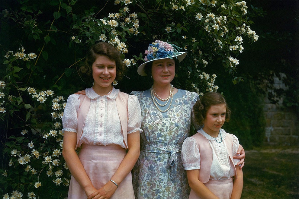 С матерью королевой Елизаветой и младшей сестрой принцессой Маргарет 1941