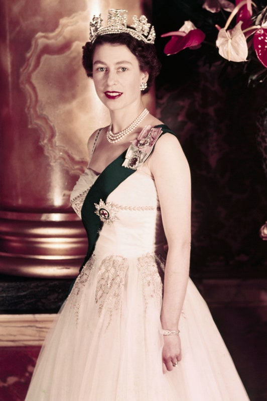 Королеве Великобритании Елизавете II 93 года фото и формирование стиля с 1927 по 2019 год | Vogue