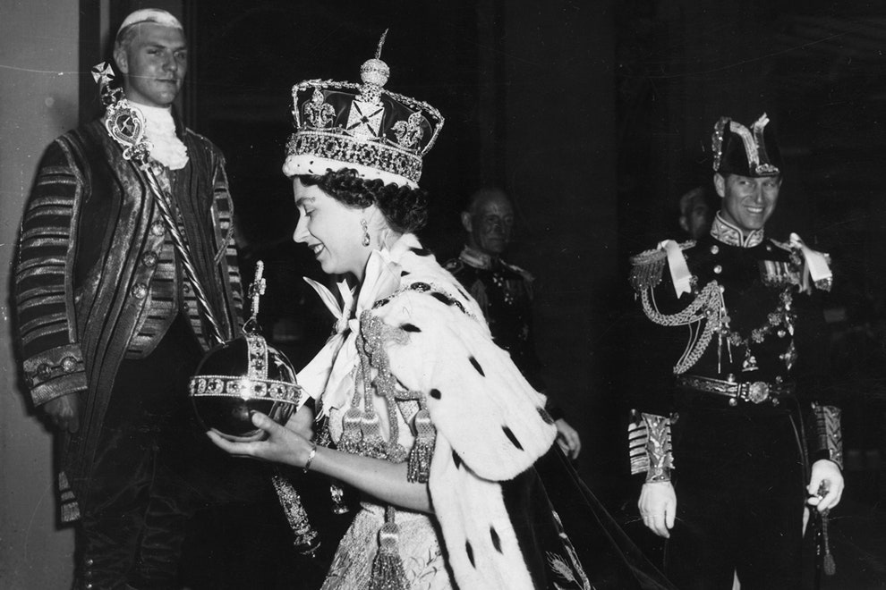 Королева Елизавета II возвращается в Букингемский дворец из Вестминстерского аббатства после своей коронации 1953