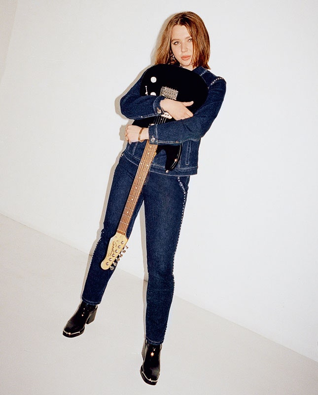На Эрике жакет и брюки из денима Ashley Graham for Marina Rinaldi кожаные ботильоны Alexander Wang