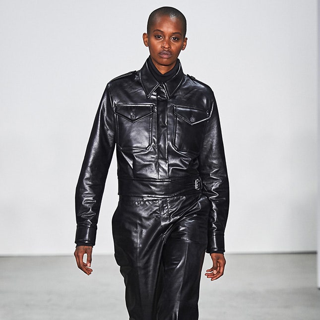 Брутальная черная кожа &- большой тренд Недели моды в Нью-Йорке