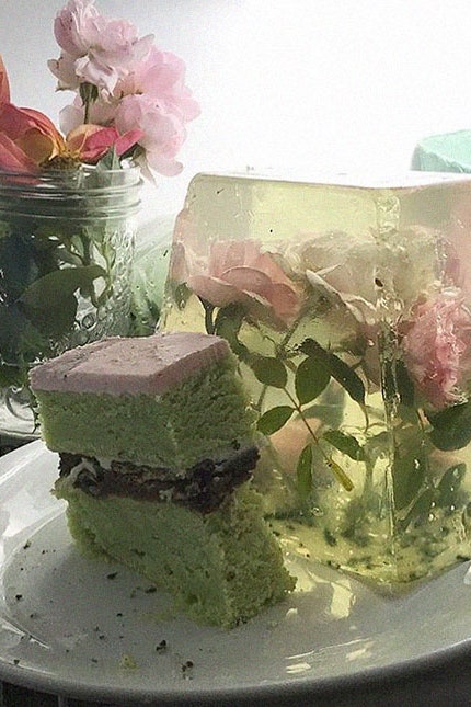 Модные десерты с живыми цветами желе и торты на фото из инстаграма
