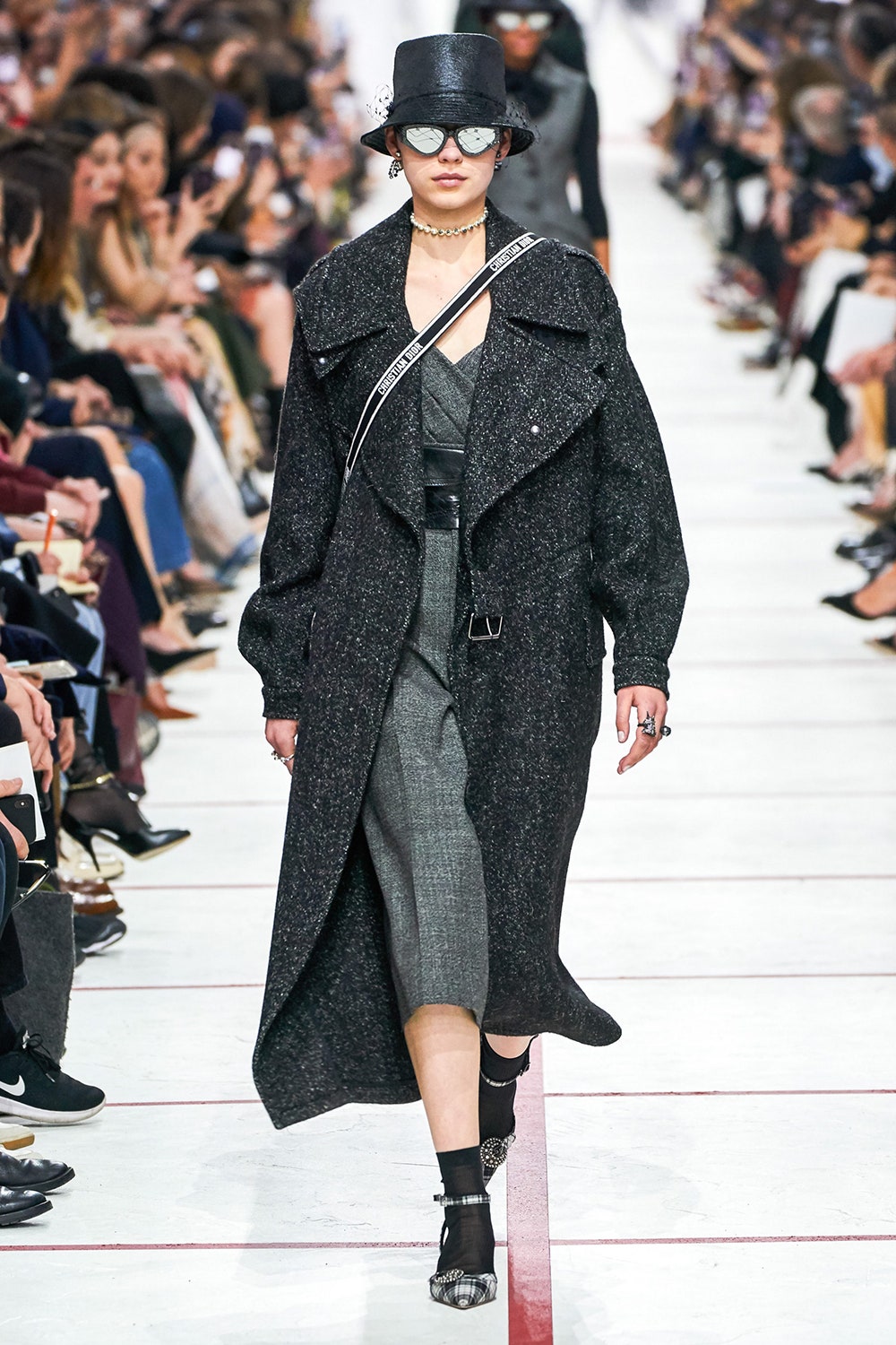 Модная тенденция осени 2019  грубые «мужские» пальто фото