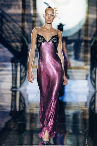 Эмбер Валлетта наnbspпоказе Versace Haute Couture весналето 1996.