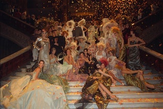 А для Dior Гальяно устроил настоящий спектакль вnbspстенах Парижской национальной оперы.