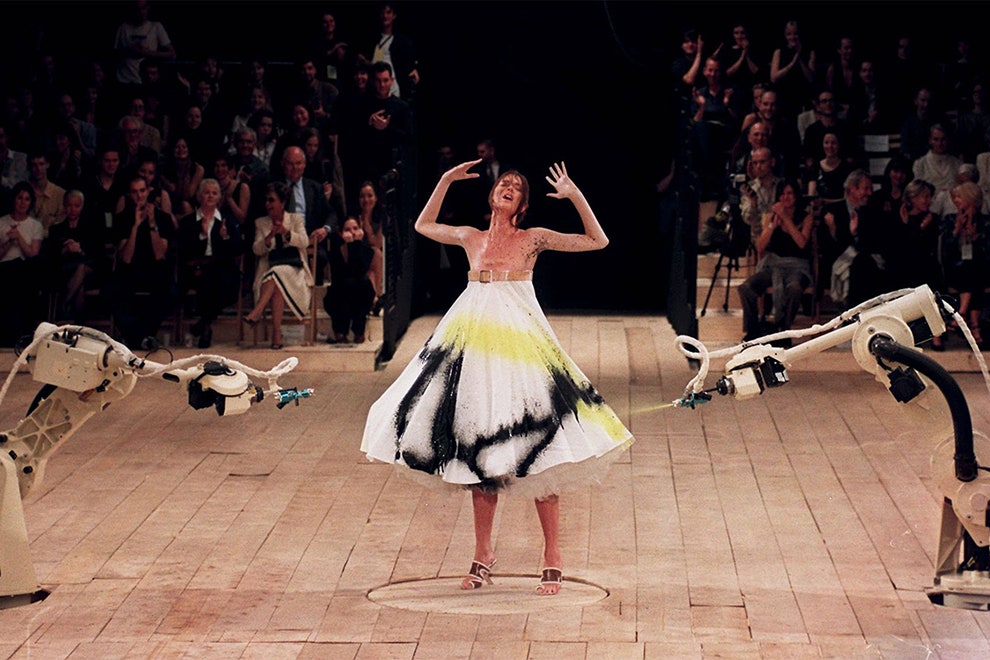 Alexander McQueen весналето 1999. В финале показа белоснежное платье модели Шалом Харлоу дизайнер решил кастомизировать...