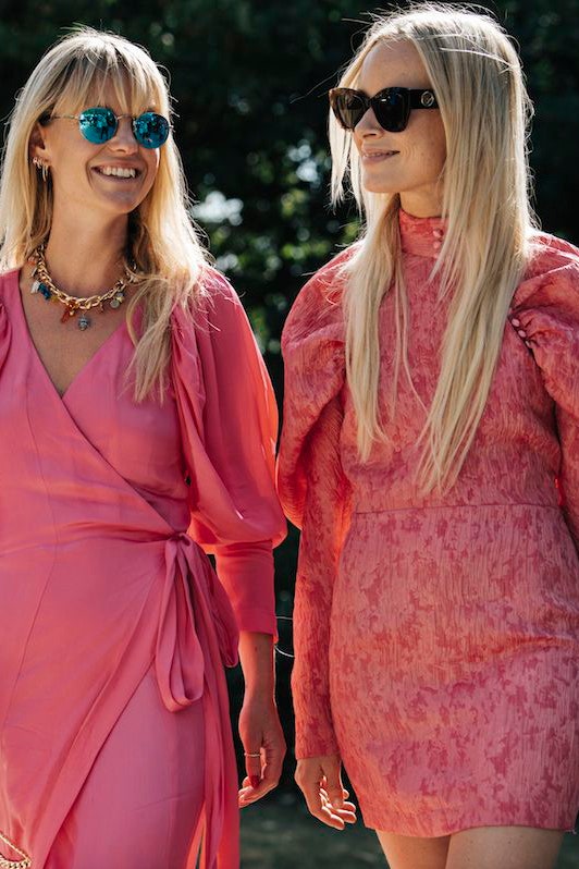 Модная тенденция весны 2019  короткие розовые платья фото