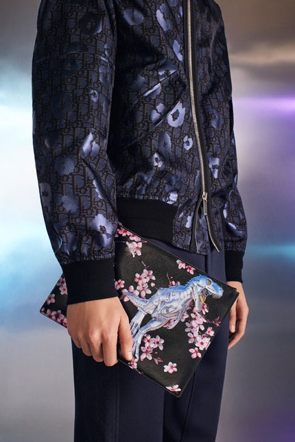 Dior Men фото аксессуаров с цветущей сакурой и роботами
