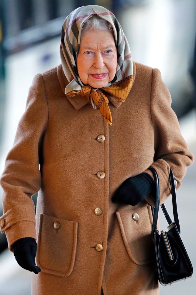 Королева Елизавета II в платке Burberry в КингсЛинн декабрь 2018
