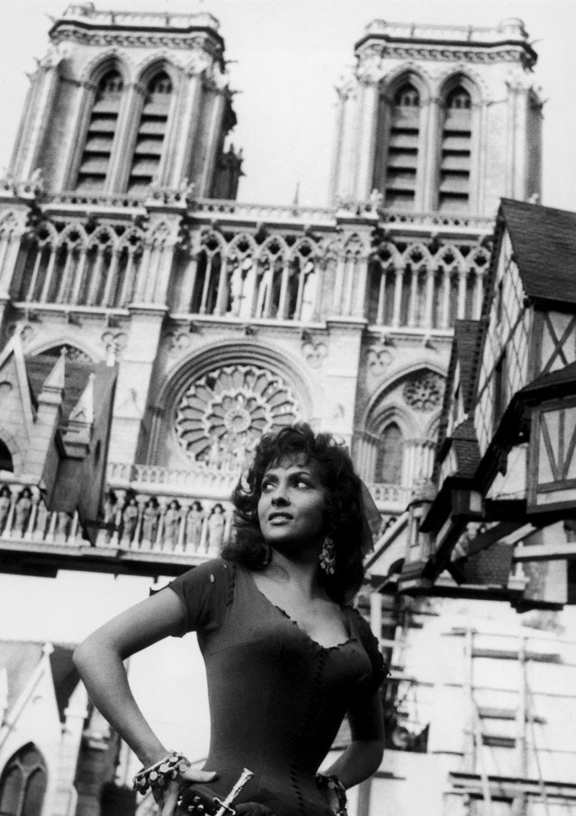 Джина Лоллобриджида на съемках фильма «Собор Парижской Богоматери» 1956