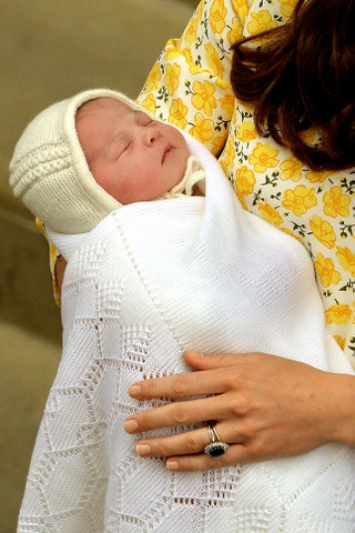 Принцесса Шарлотта наnbspруках Кейт Миддлтон уnbspдверей госпиталя Святой Марии вnbspЛондоне 2015.