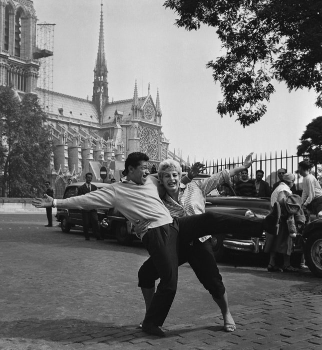 Анри Сальвадор и Нини Брили рядом с НотрДамдеПари в 1958 году