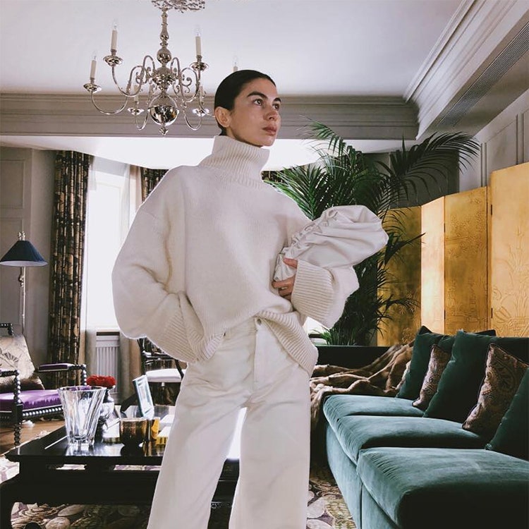 Как модницы носят клатчи в форме пельмешки Bottega Veneta