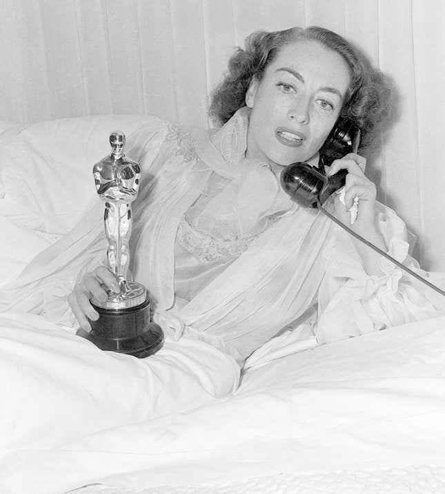 Джоан Кроуфорд со статуэткой «Оскар» 1946
