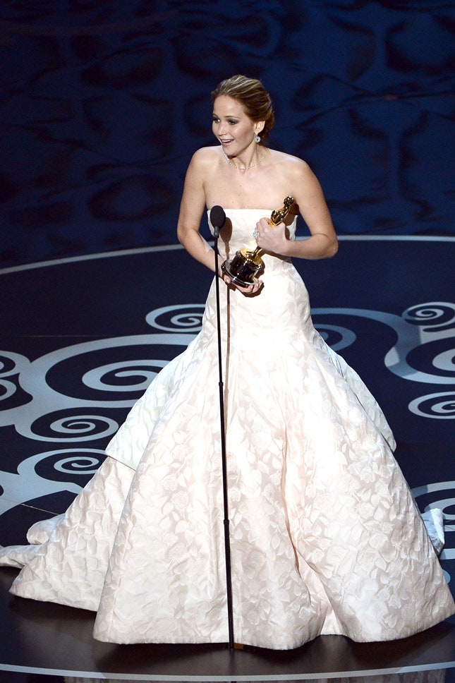 Дженнифер Лоуренс в Dior получает «Оскар» за роль в фильме «Мой парень — псих» 2013