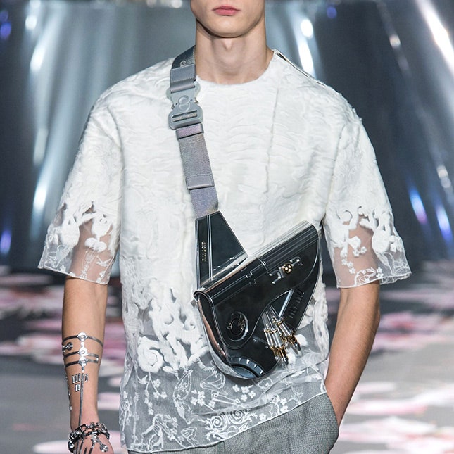 Железные сумки-седла и кольца-андроиды &- аксессуары будущего в мужской коллекции Dior