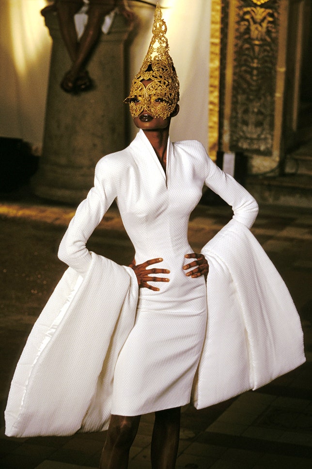 Фото с показов Haute Couture Mugler Givenchy Chanel Christian Dior Fendi
