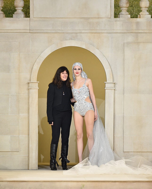 Виржини Виар и Виттория Черетти в финале показа Chanel Couture весналето 2019