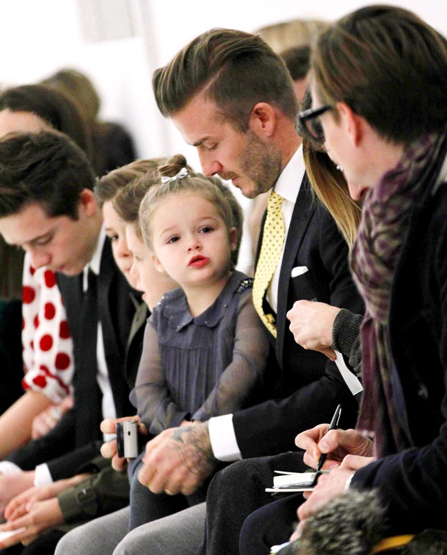 Дэвид Бекхэм с дочерью Харпер на показе Victoria Beckham осеньзима 2014