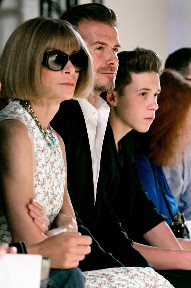 Анна Винтур Дэвид и Бруклин Бекхэм на показе Victoria Beckham весналето 2015