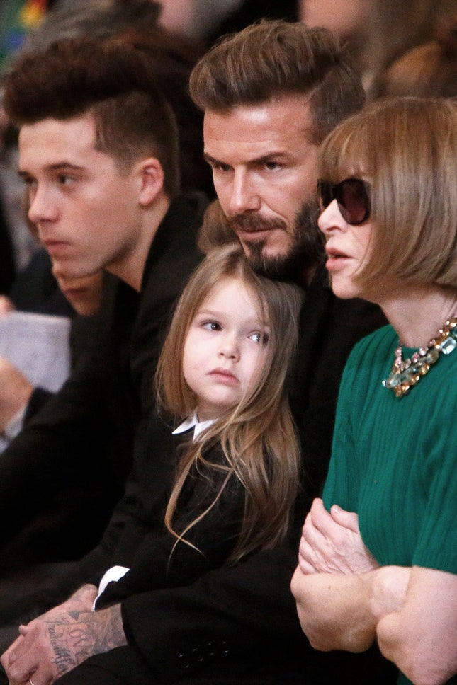Дэвид Бекхэм с сыном Бруклином и дочерью Харпер и Анна Винтур на показе Victoria Beckham осеньзима 2015