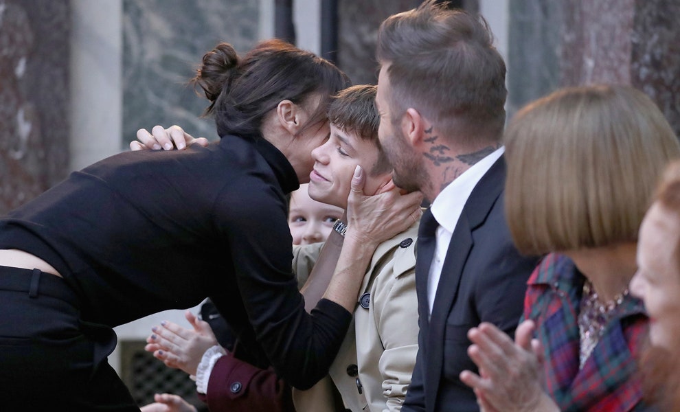 Виктория Круз и Дэвид Бекхэм на показе Victoria Beckham осеньзима 2018
